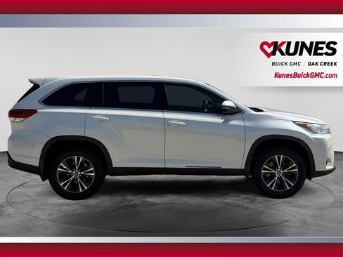 Used 2019 Toyota Highlander LE FWD image 12