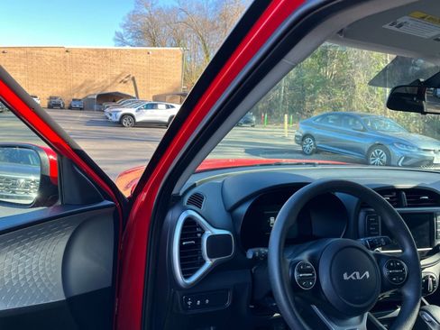 Used 2025 Kia Soul LX w/ LX Technology Package image 32