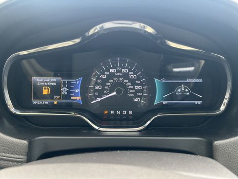 Used 2019 Lincoln MKT AWD image 2