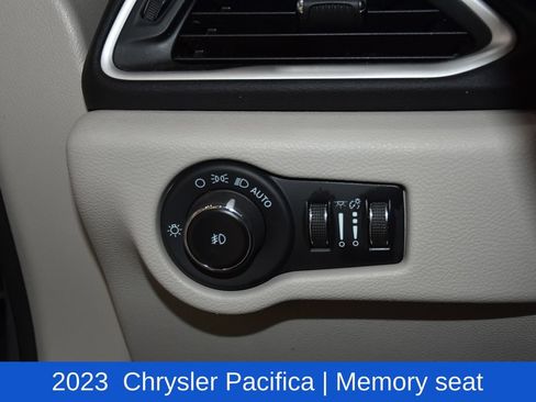 Used 2023 Chrysler Pacifica Touring-L FWD image 9
