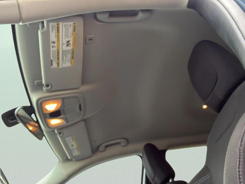 Used 2019 Jeep Cherokee Latitude w/ Popular Appearance Group FWD image 19