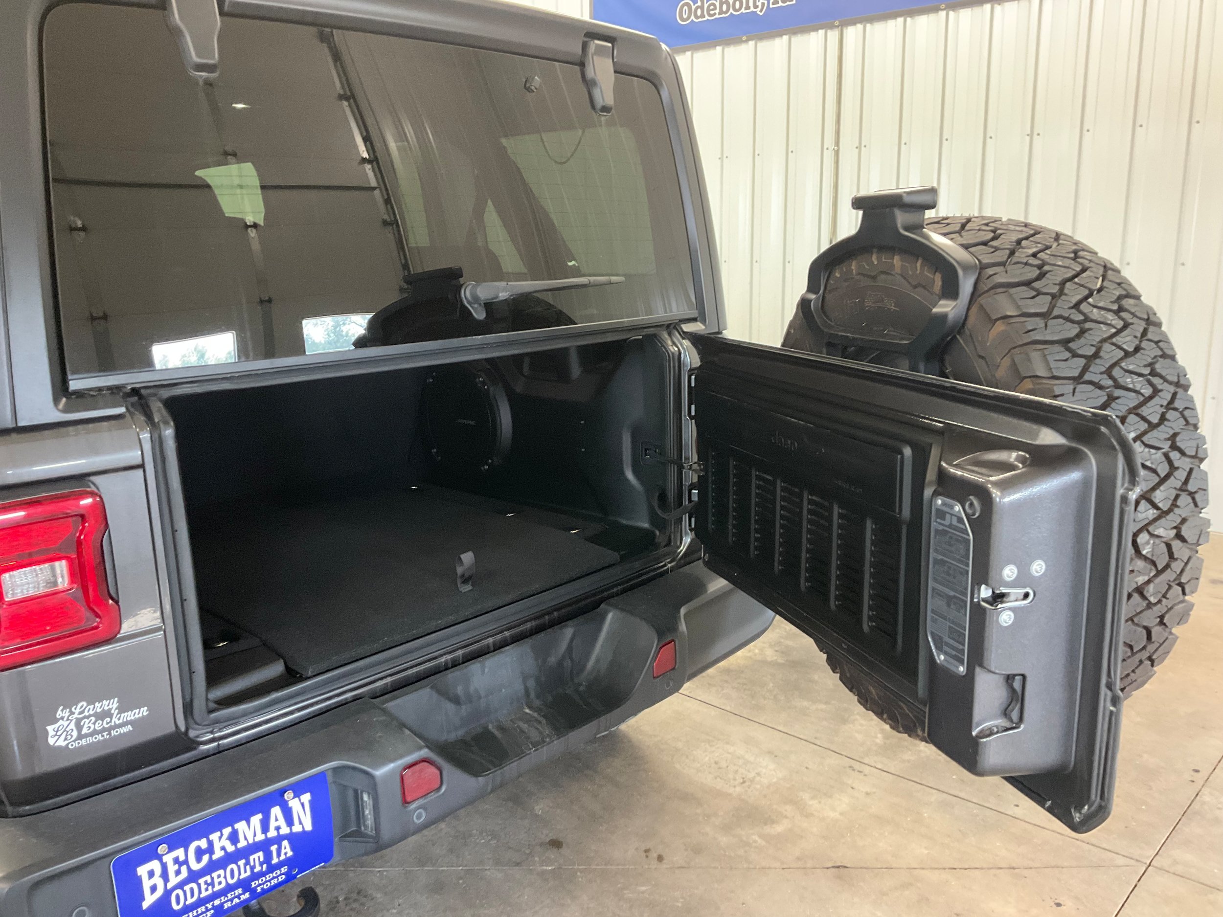 Used 2018 Jeep Wrangler Unlimited Sahara AWD/4WD image 23