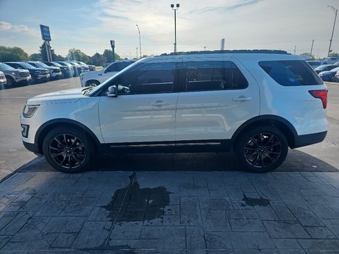 Used 2017 Ford Explorer XLT w/ Equipment Group 202A AWD/4WD image 6
