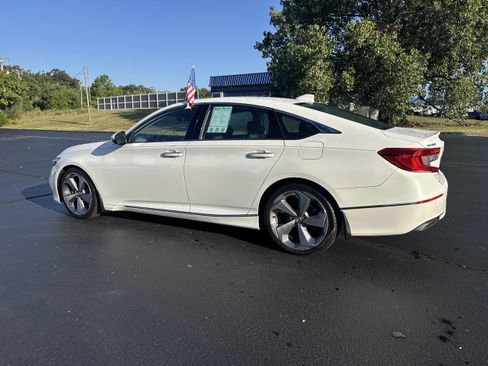 Used 2018 Honda Accord Touring image 3