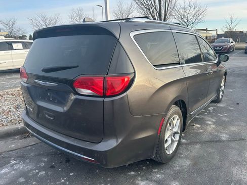 Used 2018 Chrysler Pacifica Touring-L Plus w/ Tire & Wheel Group image 3