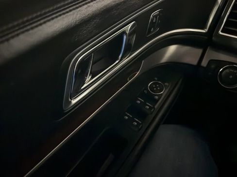 Used 2018 Ford Explorer Platinum image 4