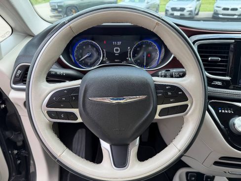 Used 2020 Chrysler Pacifica Limited FWD image 9