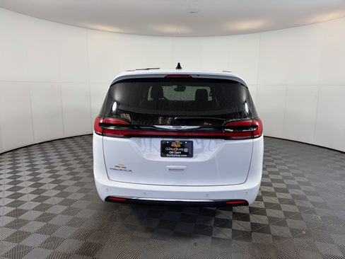 Used 2025 Chrysler Pacifica Select image 8