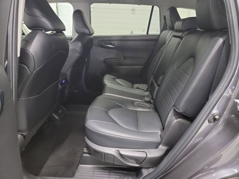 Used 2022 Toyota Highlander XLE AWD/4WD image 28
