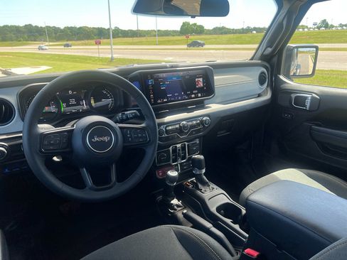 Used 2025 Jeep Wrangler Willys image 15