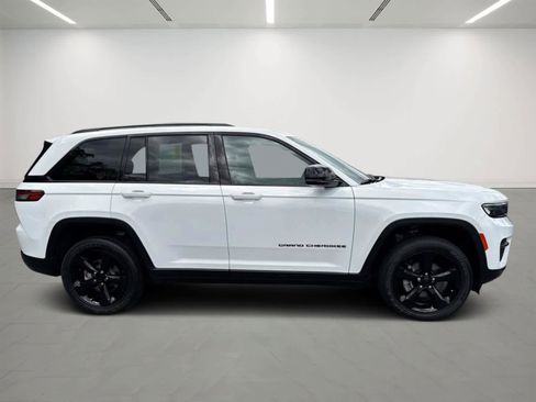 Used 2023 Jeep Grand Cherokee Altitude AWD/4WD image 5
