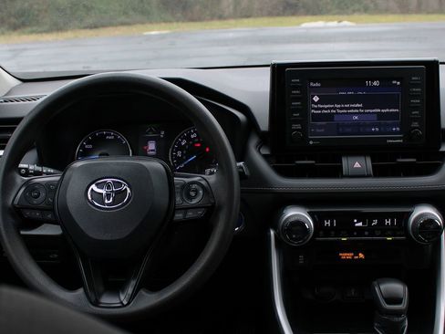 Used 2021 Toyota RAV4 XLE w/ Convenience Package image 21