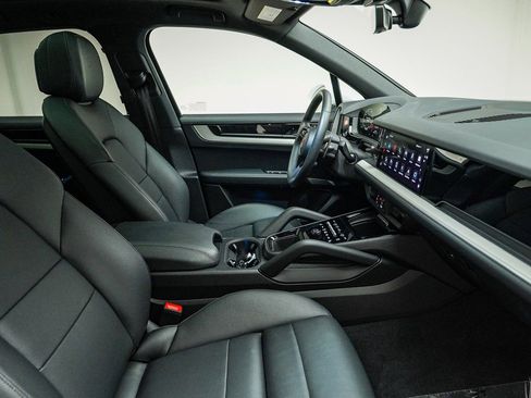 Certified 2025 Porsche Cayenne image 21
