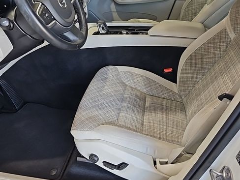 Used 2022 Volvo XC60 B5 Momentum image 28
