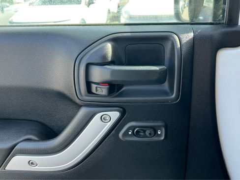 Used 2016 Jeep Wrangler Unlimited Sahara w/ Connectivity Group image 30