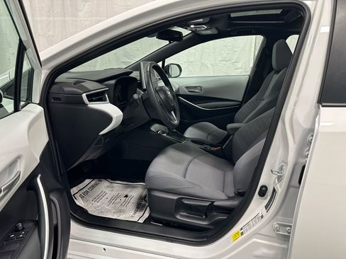 Used 2025 Toyota Corolla SE w/ SE Premium Package image 10