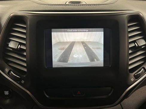 Used 2019 Jeep Cherokee Latitude Plus w/ Cold Weather Group AWD/4WD image 15
