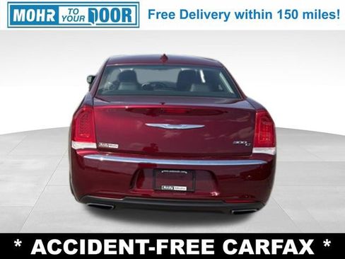 Used 2017 Chrysler 300 C RWD image 4