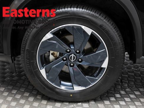 Used 2024 Nissan Rogue SV image 32