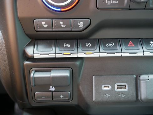 Used 2021 Chevrolet Silverado 1500 LTZ AWD/4WD image 31