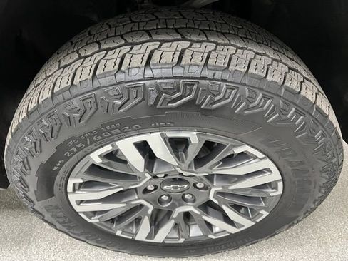 Used 2025 Chevrolet Tahoe Z71 w/ Comfort Package image 19