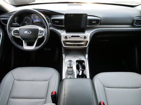 Used 2021 Ford Explorer XLT w/ Equipment Group 202A image 10