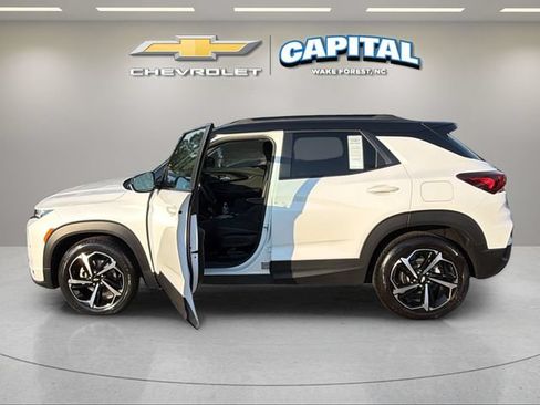 Used 2022 Chevrolet TrailBlazer RS w/ Sun and Liftgate Package FWD image 3
