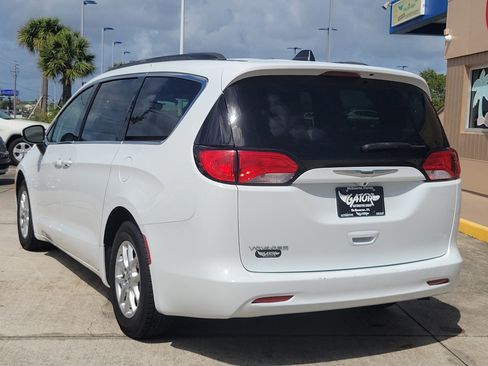 Used 2021 Chrysler Voyager Lxi image 2