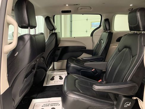 Used 2022 Chrysler Pacifica Touring-L image 19