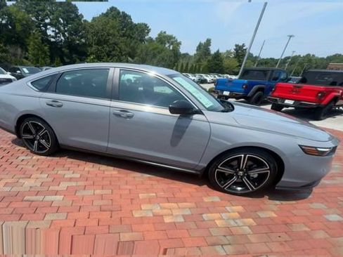 Used 2025 Honda Accord Sport image 4