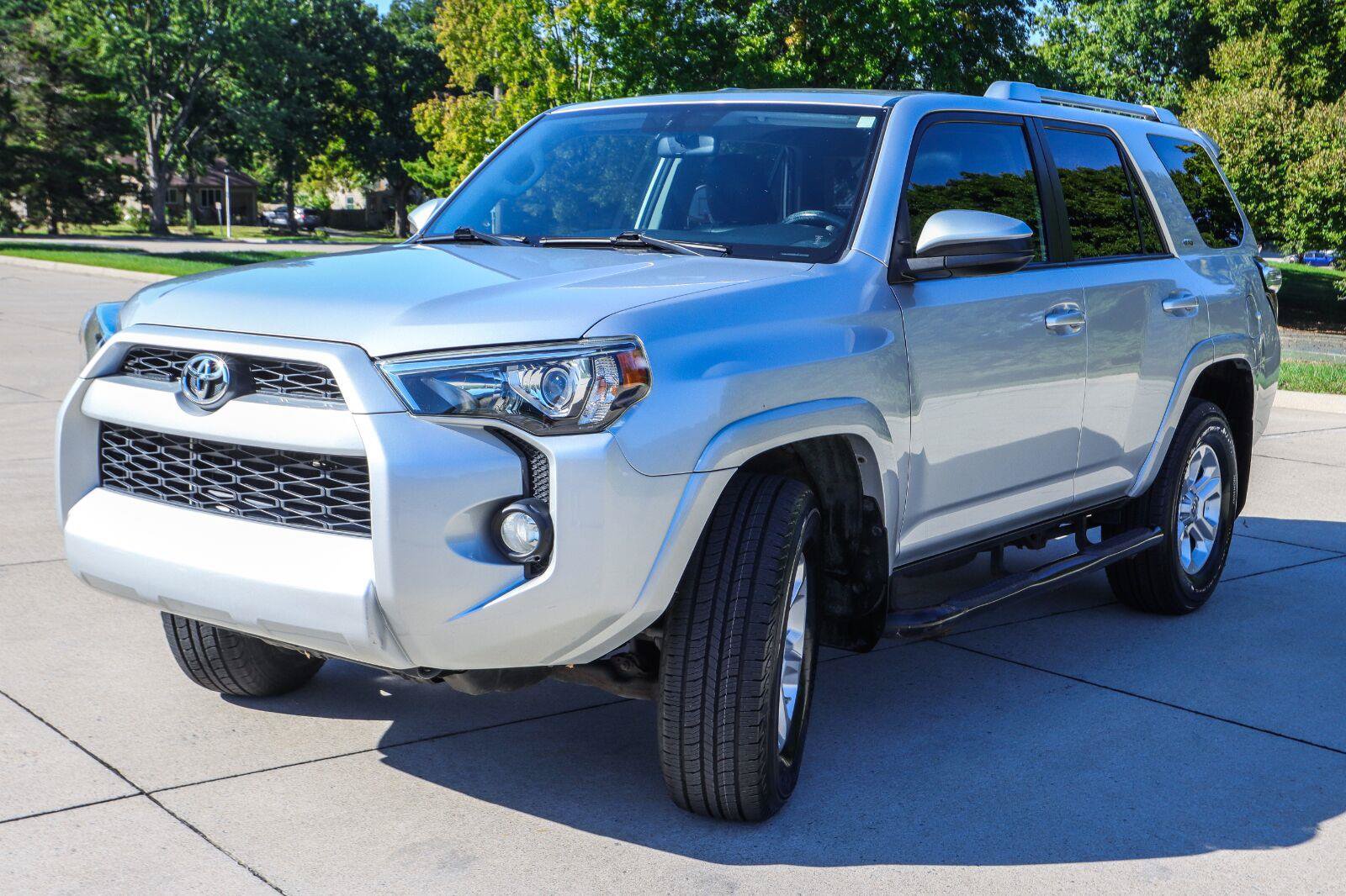 Used 2015 Toyota 4Runner SR5 AWD/4WD image 3