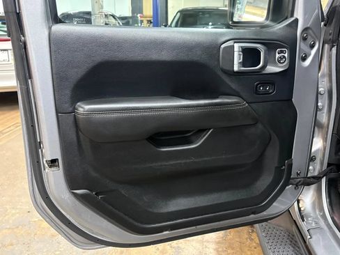 Used 2018 Jeep Wrangler Unlimited Sahara w/ Dual Top Group AWD/4WD image 24