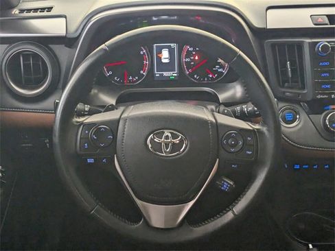 Used 2018 Toyota RAV4 SE image 8