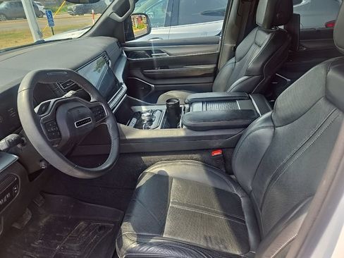 Used 2023 Jeep Wagoneer Series II w/ Convenience Group I AWD/4WD image 5