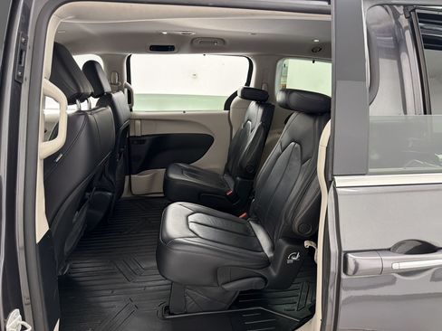 Used 2018 Chrysler Pacifica Touring-L FWD image 23