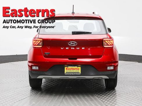 Used 2023 Hyundai Venue Limited FWD image 6