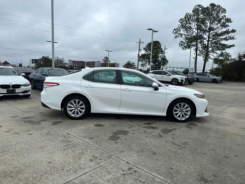 Used 2019 Toyota Camry LE image 4
