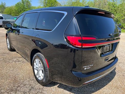 New 2027 Chrysler Pacifica Select AWD/4WD image 5