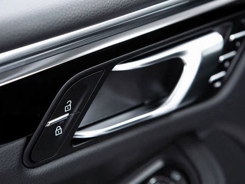 Certified 2025 Porsche Macan image 19