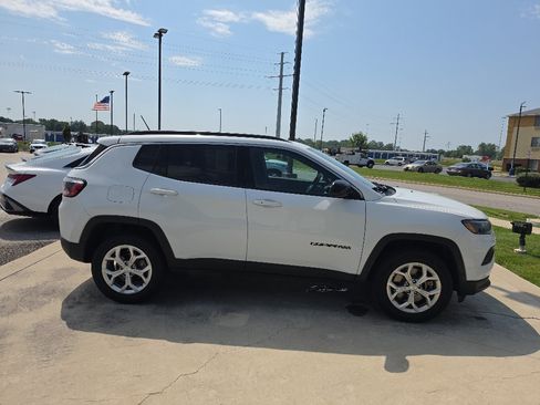 Used 2024 Jeep Compass Latitude AWD/4WD image 4