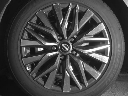 Used 2025 Nissan Altima 2.5 SV FWD image 12