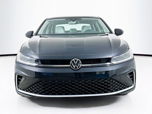 Used 2025 Volkswagen Jetta SE image 2