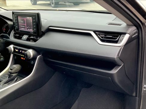 Used 2021 Toyota RAV4 LE image 18