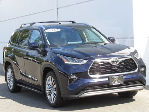 Used 2023 Toyota Highlander Platinum AWD/4WD image 2