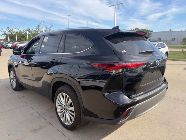 Used 2024 Toyota Highlander Limited AWD/4WD image 5