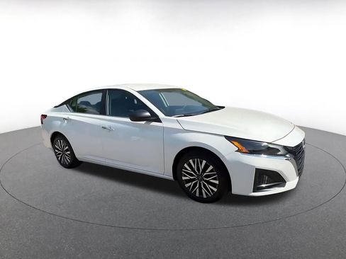 Used 2025 Nissan Altima 2.5 SV FWD image 2