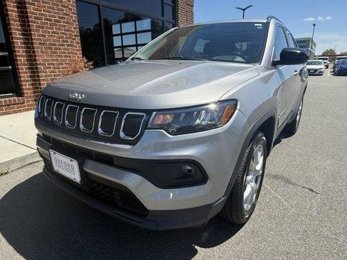 Used 2022 Jeep Compass Latitude w/ Sun and Sound Group AWD/4WD image 11