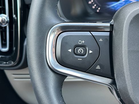 Certified 2025 Volvo XC40 B5 Plus AWD/4WD image 30