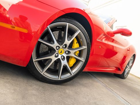 Used 2010 Ferrari California RWD image 4