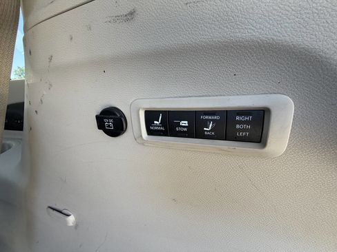Used 2018 Chrysler Pacifica Limited FWD image 28